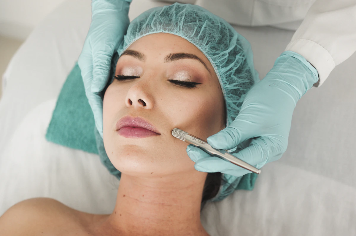 Cliente recebendo tratamento facial avançado na Belle Époque