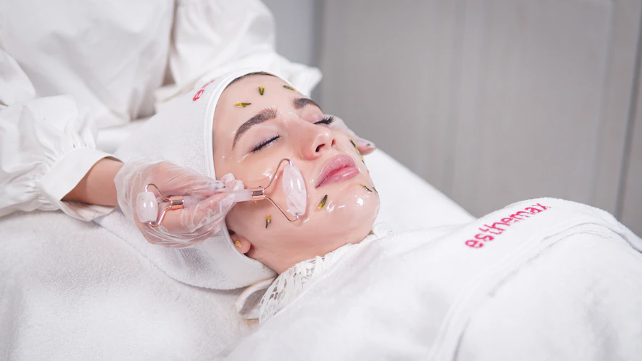 Tratamento facial com massageador de quartzo